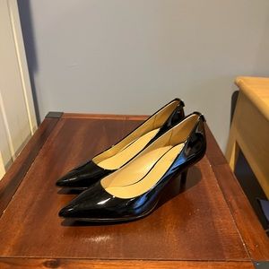 MICHAEL KORS BLACK PATENT LEATHER KITTEN HEELS